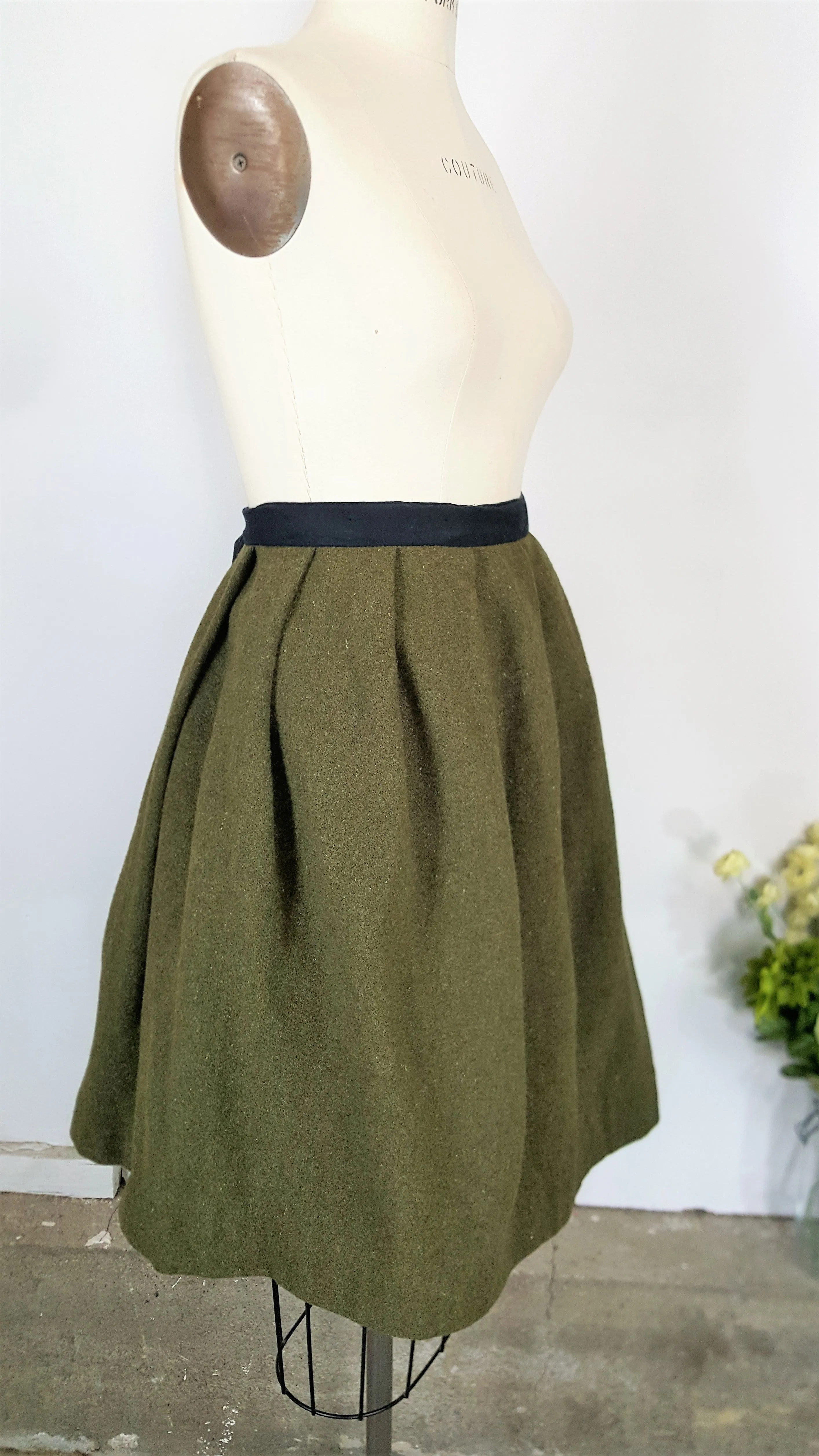 Vintage 1960s Green Wool Skirt With Pleats